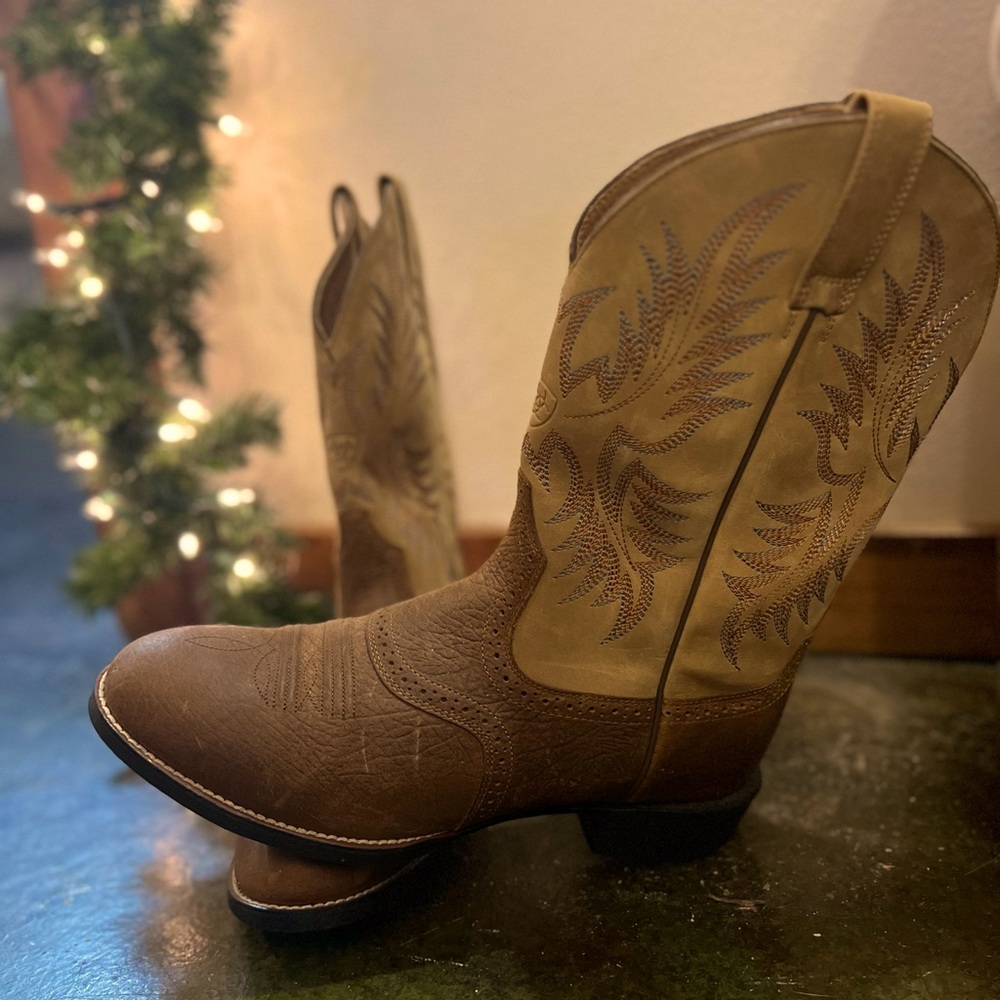 Men’s Ariat Heritage Crepe Western Boot, size 11, never worn, Color: Earth